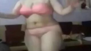 رقص مصرية دلوعة ترقص بالكلوت والسنتيان رقص منازل مثير